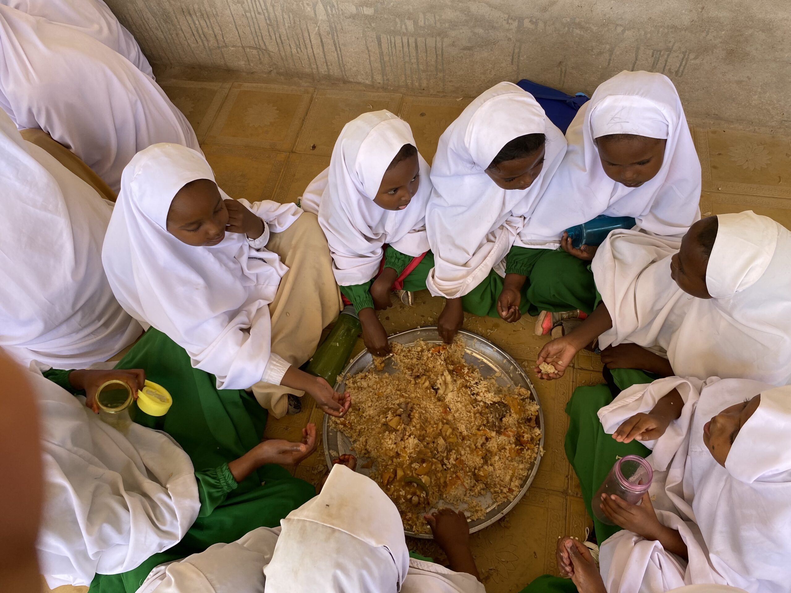 Girls sharing a meal at Tabantaabo